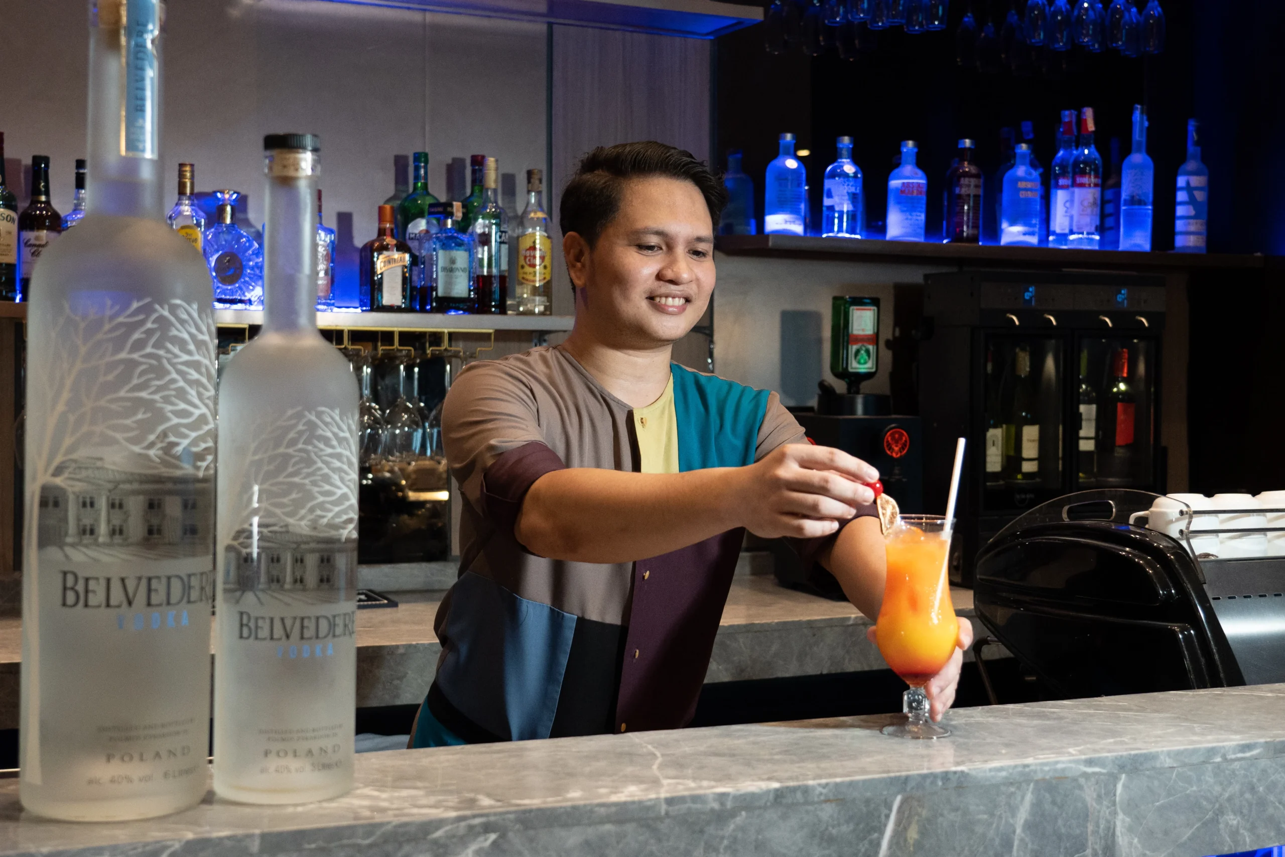 Crowne-plaza-galleria-bar-lifestyle-photography-by-artem-levy Serving a drink lifestyle photo by Artem Levy at Crowne Plaza Galleria