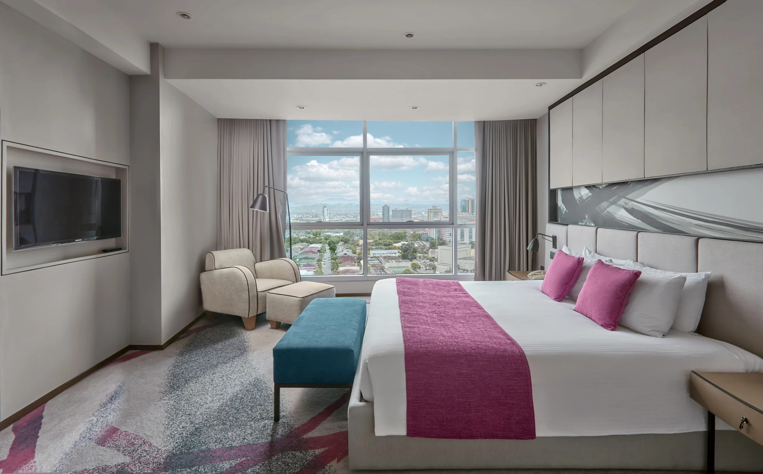Crowne_Plaza_Interior_Photography_by_Artem_Levy Bedroom of suite in Crowne Plaza interior photo by Artem Levy