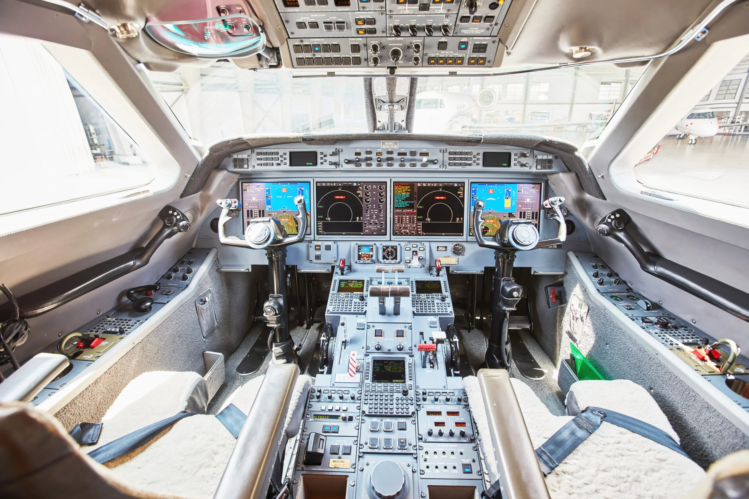 2010 GULFSTREAM Cockpit photo by Artem Levy 