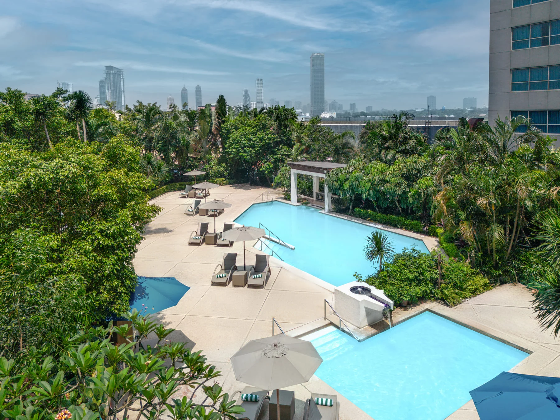 DJI_0862 Crowne Plaza Manila Galleria and Holiday Inn Galleria Manila Pool