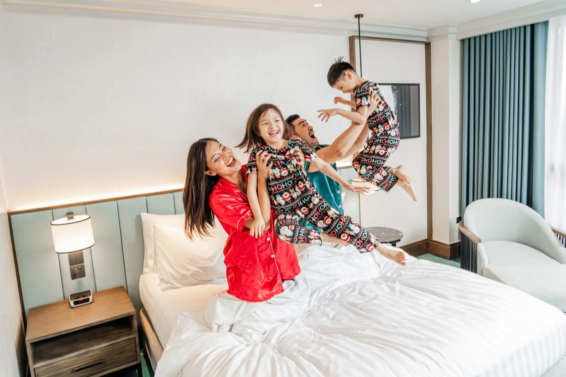 DSC02085 Family enjoying their stay on the room at Holiday Inn Manila